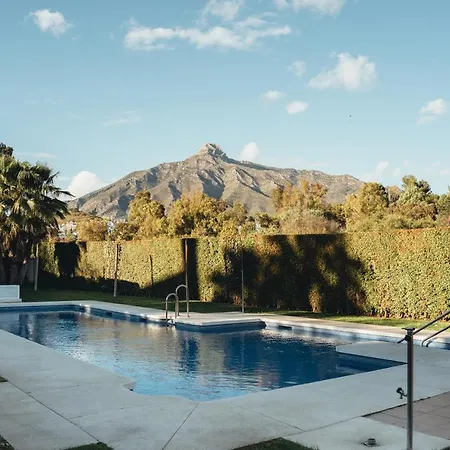 2bdr Penthouse, Naranjos, W/pool, 2km P.banus 马尔韦利亚